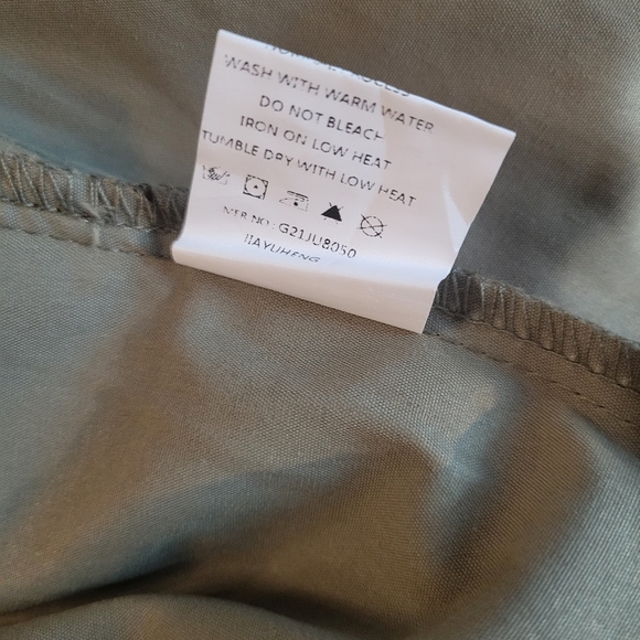 Green button-up jumpsuit with shoulder pads - Picture 4 of 6